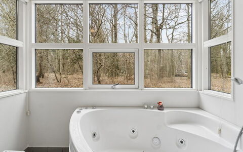 Aarre - 1Km from the Sea: Badekar, Sanitærarmatur, Indretning, Badeværelse, Gulvbelægning, Loft, Vvs, Etage, Glas, Værelse