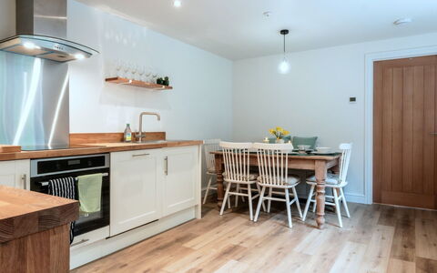 Alpine Cottage: Møbel, Indretning, Gulvbelægning, Etage, Cabinetry, Trægulve, Træ, Køkken Apparat, Countertop, Køkken