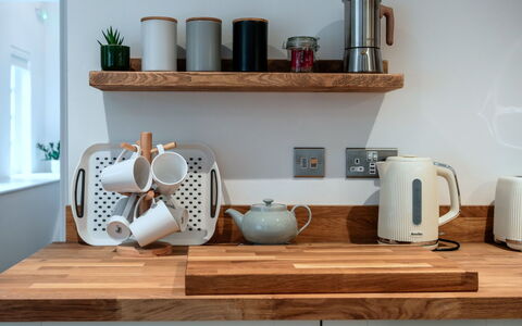 Alpine Cottage: Bordservice, Køkken Apparat, Køkken, Indretning, Countertop, Husholdningsapparat, Møbel, Lille Apparat