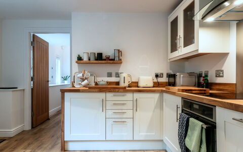 Alpine Cottage: Møbel, Countertop, Indretning, Cabinetry, Køkken, Gulvbelægning, Køkken Apparat, Træ, Større Bandage, Husholdningsapparat