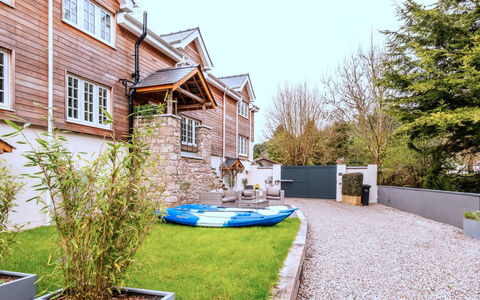 Alpine Cottage: Boligområde, Busk, Hjem, Hus, Have, Sommerhus, Landscaping, Gård, Backyard, Estate