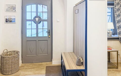 Luxury Suite 244: Gulvbelægning, Væg, Etage, Indretning, Træ, Dør, Møbel, Hjem, Belysning, Home Dør