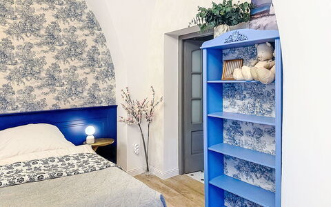 Luxury Suite 244: Blå, Møbel, Indretning, Væg, Træ, Hjem, Værelse, Textile, Etage, Gulvbelægning