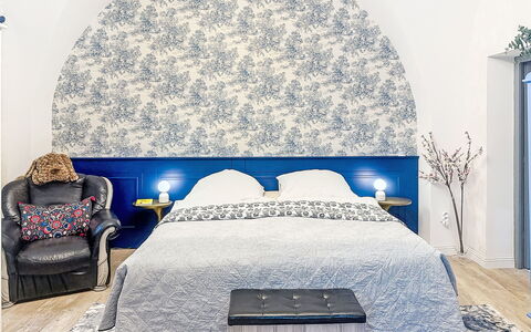 Luxury Suite 244: Møbel, Indretning, Gulvbelægning, Etage, Textile, Værelse, Belysning, Loft, Hjem, Soveværelse