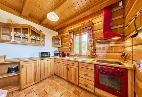 Timber Lodge with Sauna: Træ, Køkken, Bejdse, Hjem, Bjælkehytte, Sommerhus, Hårdttræ, Cabinetry, Planke, Tømmer