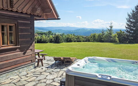 Timber Lodge with Hydromassage: Sommerhus, Hjem, Stuehus, Gård, Lawn, Landscaping, Have, Estate, Hårdttræ, Eco Hotel