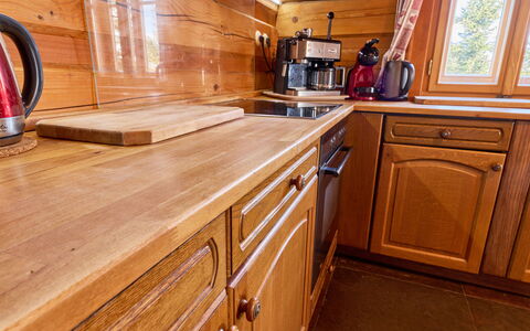 Timber Lodge with Hydromassage: Træ, Gulvbelægning, Bejdse, Etage, Cabinetry, Countertop, Hårdttræ, Sanitærarmatur, Klarlak, Køkken