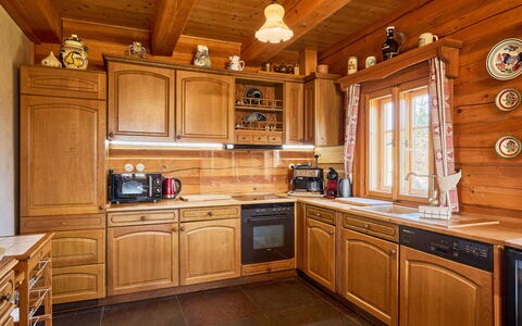 Timber Lodge with Hydromassage: Træ, Køkken, Cabinetry, Indretning, Møbel, Gulvbelægning, Bejdse, Skab, Hjem, Etage