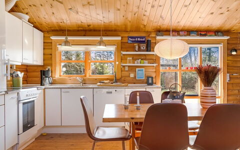 Tjarko - 690M to the Fjord: Møbel, Indretning, Køkken, Træ, Gulvbelægning, Loft, Countertop, Køkken & Spisebord, Værelse, Lysarmatur