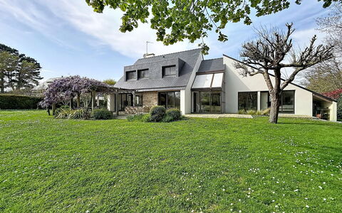 Villa Kerpunce: Græs, Hjem, Busk, Hus, Boligområde, Sommerhus, Have, Stuehus, Lawn, Tag