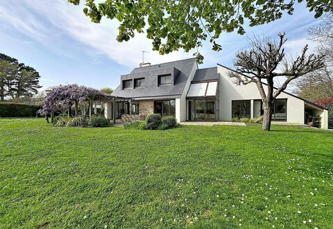 Villa Kerpunce: Græs, Hjem, Busk, Hus, Boligområde, Sommerhus, Have, Stuehus, Lawn, Tag