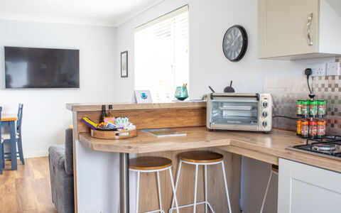 Skeabost Chalet: Møbel, Indretning, Gulvbelægning, Countertop, Køkken, Træ, Cabinetry, Etage, Køkken Apparat, Større Bandage