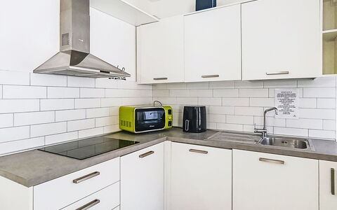 Antica Corte: Køkken, Køkken Apparat, Countertop, Cabinetry, Større Bandage, Gulvbelægning, Indretning, Møbel, Træ, Husholdningsapparat