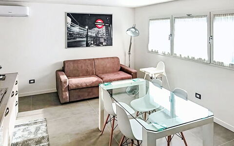 Mb Guest House: Møbel, Indretning, Gulvbelægning, Etage, Couch, Væg, Loft, Værelse, Træ, Stue