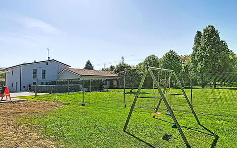 Mb Guest House: Græs, Land Lot, Lawn, Skygge, Have, Gård, Parkere, Backyard, Landscaping, Kunstgræs