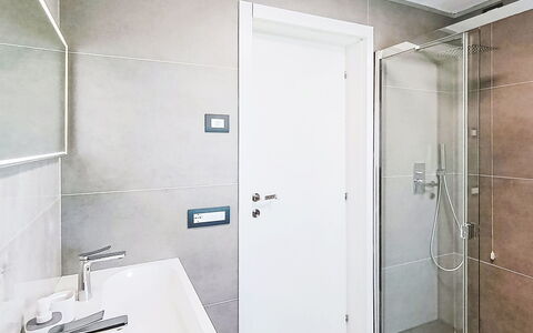 Mb Guest House: Gulvbelægning, Væg, Etage, Sanitærarmatur, Badeværelse, Indretning, Vvs, Loft, Dør, Kompositmateriale