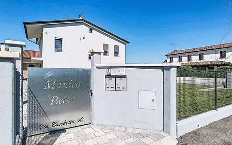 Mb Guest House: Port, Dør, Hegn, Beton, Home Fencing, Indkørsel, Altan
