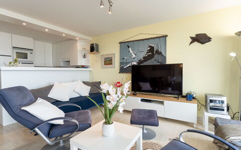 Mitsou with Seaview and Parking: Møbel, Indretning, Couch, Gulvbelægning, Television, Værelse, Loft, Stue, Etage, Belysning