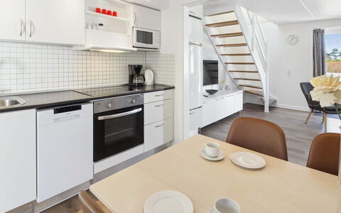 Amlethus - 2.3Km from the Sea: Gulvbelægning, Indretning, Etage, Træ, Møbel, Køkken, Loft, Countertop, Værelse, Trægulve