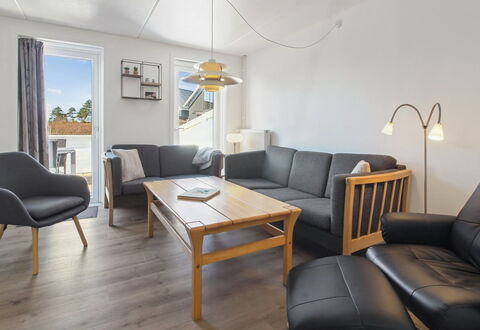 Amlethus - 2.3Km from the Sea: Møbel, Indretning, Gulvbelægning, Etage, Couch, Træ, Bord, Loft, Stue, Værelse
