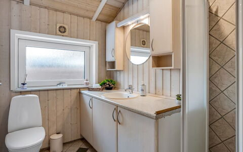 Alexis - 500M from the Sea: Træ, Sanitærarmatur, Håndvask, Gulvbelægning, Tap, Etage, Badeværelsesvask, Vvs, Badeværelsesskab, Badeværelse