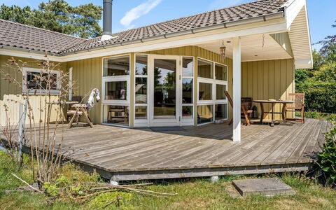 Alexis - 500M from the Sea: Træ, Hus, Tag, Hjem, Sommerhus, Veranda, Dør, Sidespor, Estate, Skygge