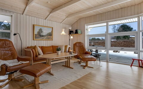 Alexis - 500M from the Sea: Møbel, Indretning, Træ, Gulvbelægning, Loft, Etage, Couch, Stue, Trægulve, Belysning