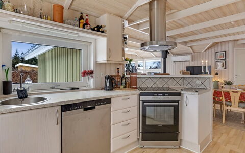 Alexis - 500M from the Sea: Køkken, Countertop, Køkken Apparat, Træ, Gulvbelægning, Større Bandage, Indretning, Loft, Cabinetry, Møbel
