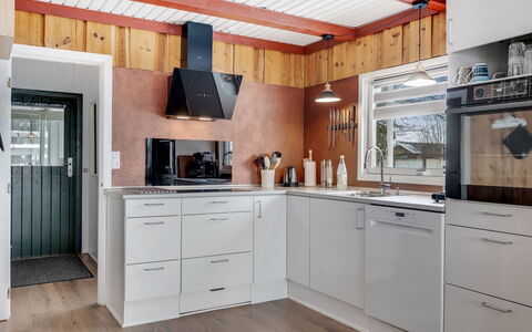 Dimo - 75M to the Fjord: Køkken Apparat, Køkken, Større Bandage, Træ, Countertop, Indretning, Cabinetry, Gulvbelægning, Loft, Husholdningsapparat