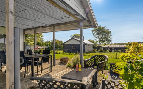 Dimo - 75M to the Fjord: Veranda, Tag, Hjem, Hus, Land Lot, Sommerhus, Skygge, Sidespor, Dør, Have