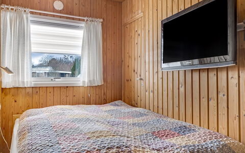 Dimo - 75M to the Fjord: Træ, Soveværelse, Indretning, Etage, Gulvbelægning, Loft, Seng, Sengetøj, Værelse, Sengetøj