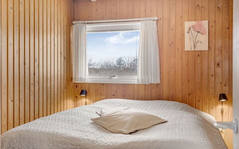 Dimo - 75M to the Fjord: Soveværelse, Træ, Seng, Sengetøj, Indretning, Loft, Gulvbelægning, Etage, Sengetøj, Sengetøj