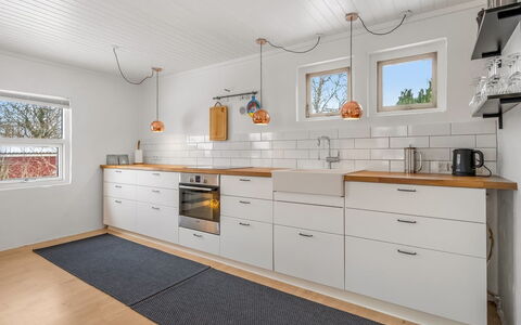Menke - 300M from the Sea: Gulvbelægning, Køkken, Træ, Etage, Countertop, Cabinetry, Indretning, Køkken Apparat, Trægulve, Hjem