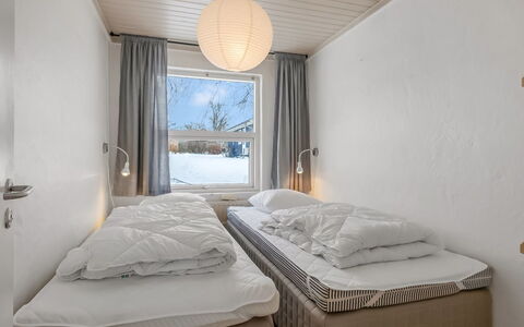 Menke - 300M from the Sea: Soveværelse, Seng, Sengetøj, Sengetøj, Loft, Indretning, Belysning, Bed Frame, Værelse, Throw Pillow