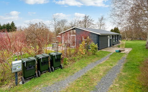 Menke - 300M from the Sea: Sommerhus, Skur, Have, Garden Bygninger, Gård, Lawn, Sidespor, Backyard, Bjælkehytte