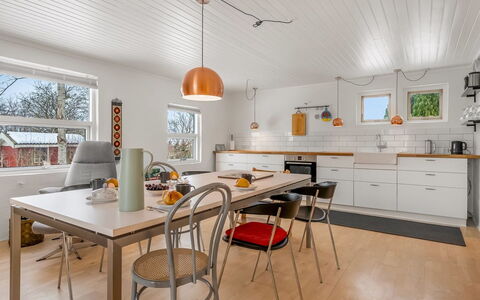Menke - 300M from the Sea: Møbel, Gulvbelægning, Indretning, Træ, Køkken, Loft, Countertop, Etage, Lysarmatur, Køkken & Spisebord