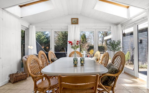 Jamie - from the Sea: Møbel, Indretning, Træ, Loft, Gulvbelægning, Bord, Stol, Etage, Belysning, Hjem