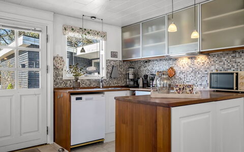 Jamie - from the Sea: Køkken Apparat, Køkken, Countertop, Cabinetry, Større Bandage, Indretning, Gulvbelægning, Træ, Husholdningsapparat, Møbel