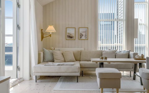 Fridhild - 450M from the Sea: Møbel, Indretning, Couch, Gulvbelægning, Træ, Etage, Textile, Stue, Hjem, Lejlighed