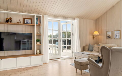 Fridhild - 450M from the Sea: Indretning, Møbel, Gulvbelægning, Træ, Etage, Loft, Couch, Stue, Værelse, Belysning