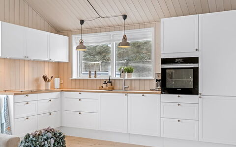 Fridhild - 450M from the Sea: Træ, Gulvbelægning, Køkken, Cabinetry, Indretning, Køkken Apparat, Countertop, Etage, Trægulve, Loft