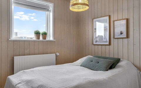 Fridhild - 450M from the Sea: Træ, Gulvbelægning, Indretning, Etage, Loft, Soveværelse, Seng, Værelse, Lysarmatur, Sengetøj