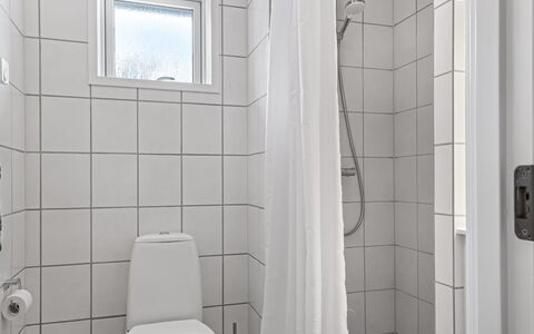 Fridhild - 450M from the Sea: Toiletbræt, Væg, Toilet, Gulvbelægning, Etage, Badeværelse, Sanitærarmatur, Indretning, Vvs, Værelse