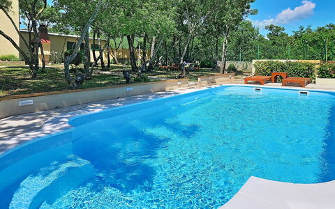 Country Pleasures Cottage: Blå, Svømmepøl, Udvej, Fritid, Kompositmateriale, Water Feature, Udendørs Møbler, Skygge, Eco Hotel, Hotel