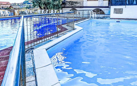 Titti e Giba: Svømmepøl, Kompositmateriale, Udvej, Altan, Hegn, Gelænder, Ferieby, Hotel, Water Feature