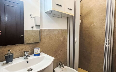 Casa Js: Sanitærarmatur, Gulvbelægning, Håndvask, Etage, Indretning, Badeværelsesvask, Træ, Tap, Badeværelse, Toilet