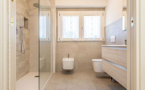Rose Adriano Home: Badeværelse, Gulvbelægning, Etage, Sanitærarmatur, Indretning, Væg, Toilet, Vvs, Håndvask, Tap