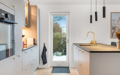 Algut - 80M from the Sea: Gulvbelægning, Træ, Countertop, Indretning, Etage, Køkken, Møbel, Hjem, Cabinetry, Køkken Apparat