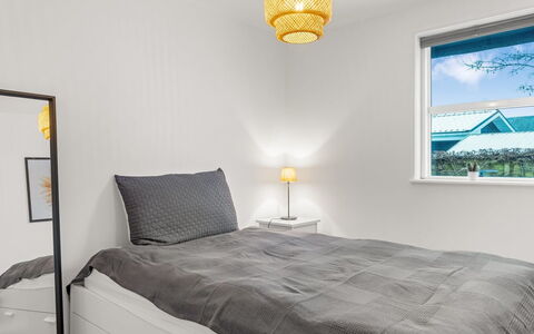 Algut - 80M from the Sea: Seng, Soveværelse, Indretning, Sengetøj, Træ, Etage, Møbel, Sengetøj, Loft, Gulvbelægning