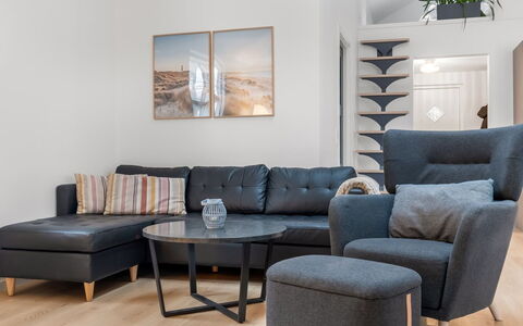 Algut - 80M from the Sea: Møbel, Indretning, Gulvbelægning, Etage, Træ, Stue, Bord, Couch, Kaffebord, Værelse